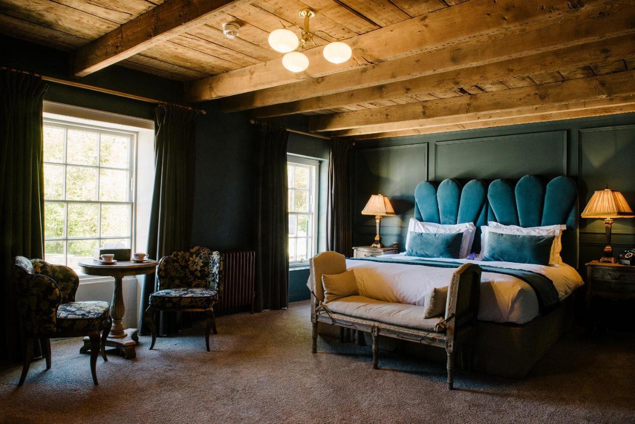 Hotel Le Petit Chateau & William De Percy Otterburn