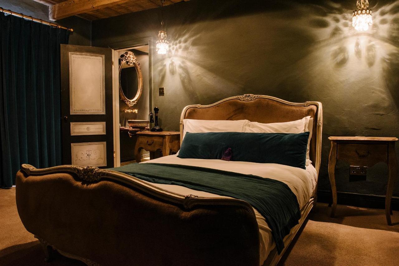 Le Petit Chateau & William De Percy Hotel