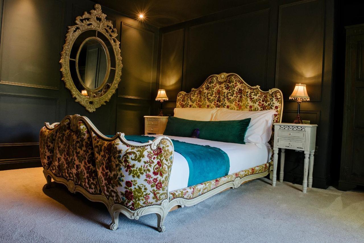 Le Petit Chateau & William De Percy Hotel 5*