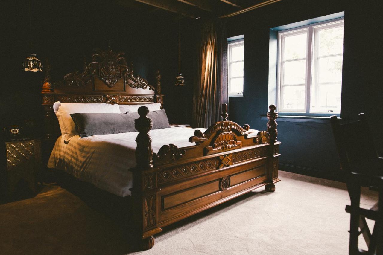 Le Petit Chateau & William De Percy