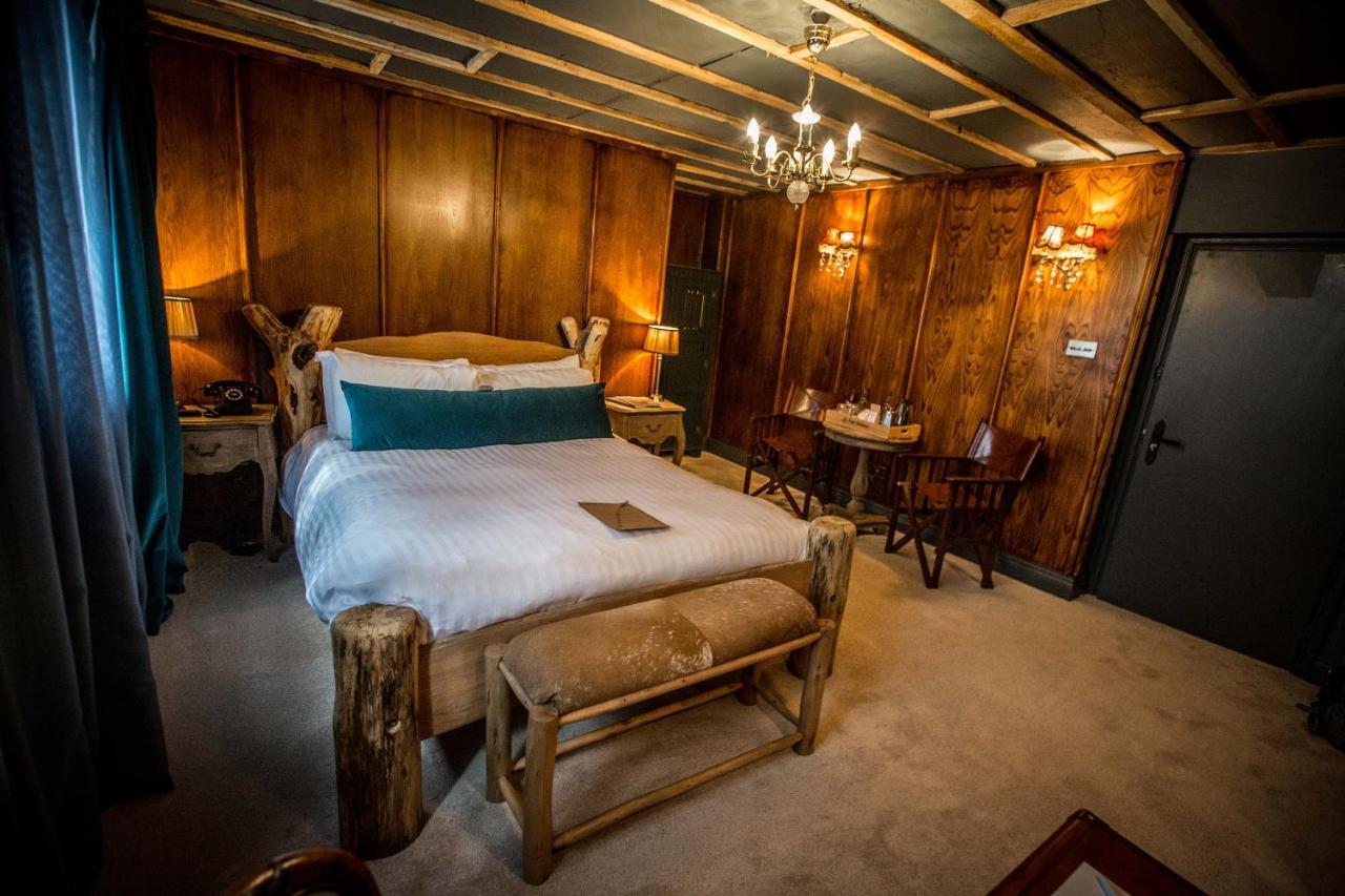 Hotel Le Petit Chateau & William De Percy