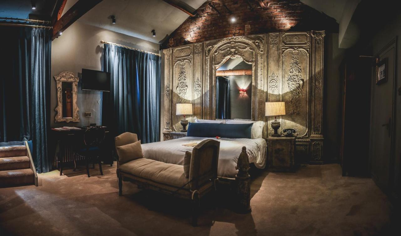 Hotel Le Petit Chateau & William De Percy