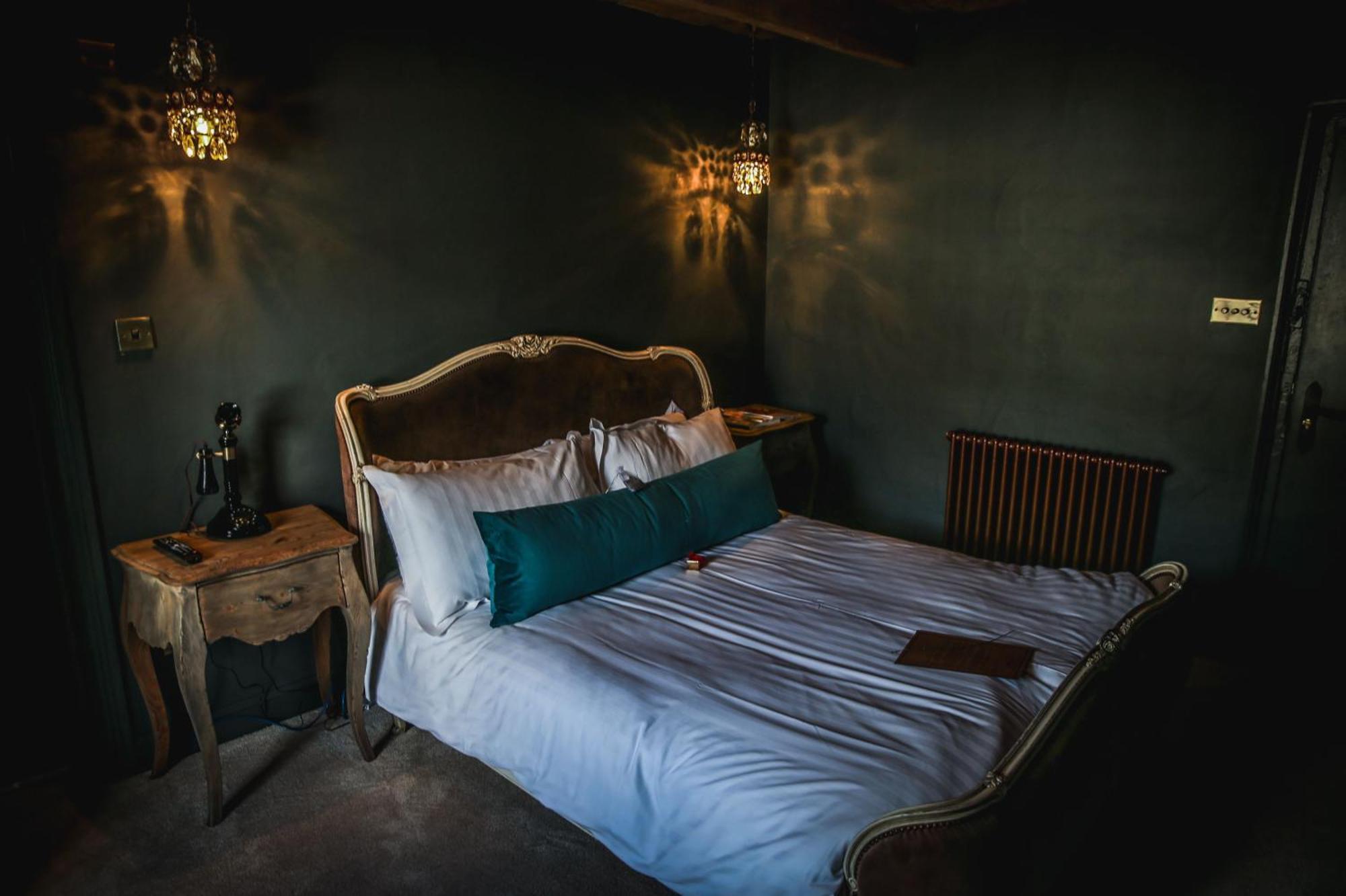 Le Petit Chateau & William De Percy Hotel