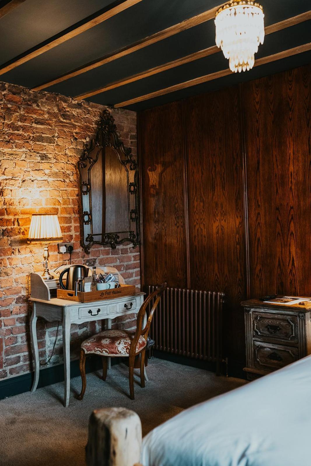Le Petit Chateau & William De Percy Hotel 5*