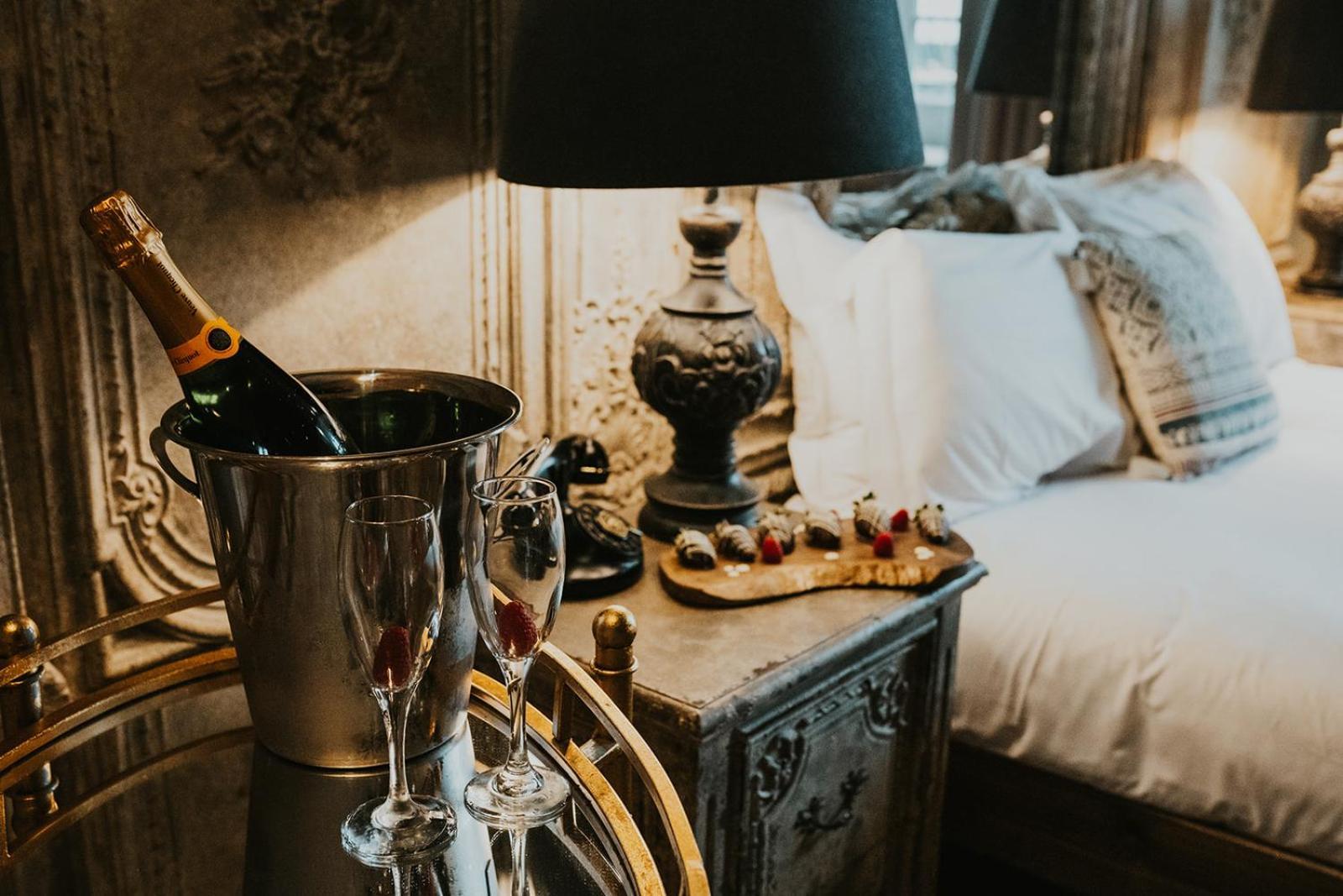 Hotel Le Petit Chateau & William De Percy